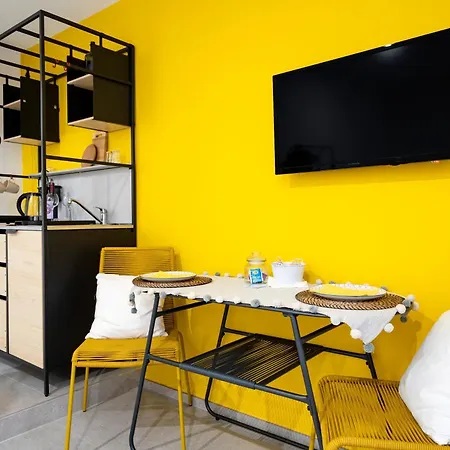 Dimora Dei Colori - Yellow Light מלון דירות 3*